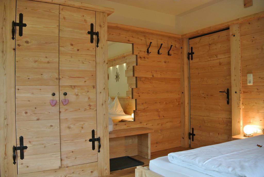 Pension Und Apartment Edelweiss Heiligenblut Habitación foto
