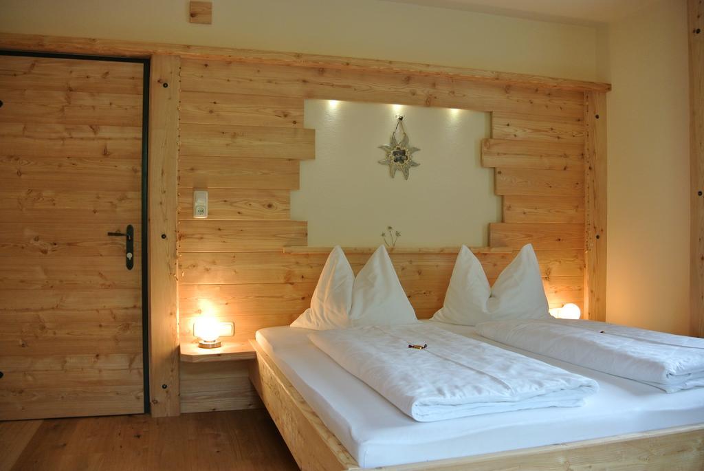 Pension Und Apartment Edelweiss Heiligenblut Habitación foto
